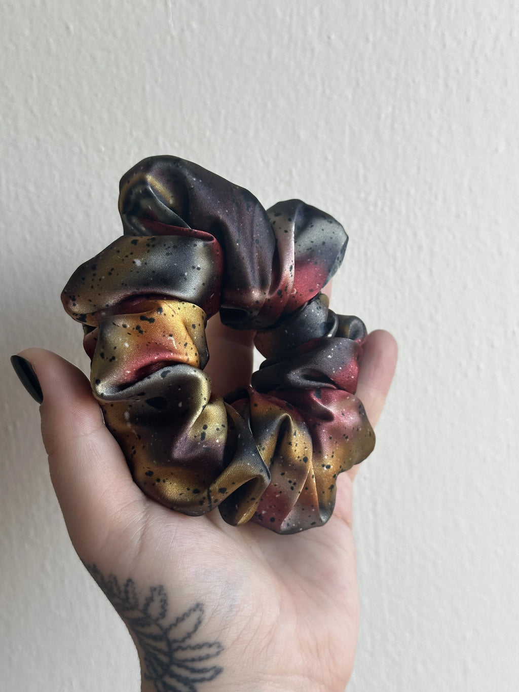 Scrunchie - Koruna z kostí a zlata