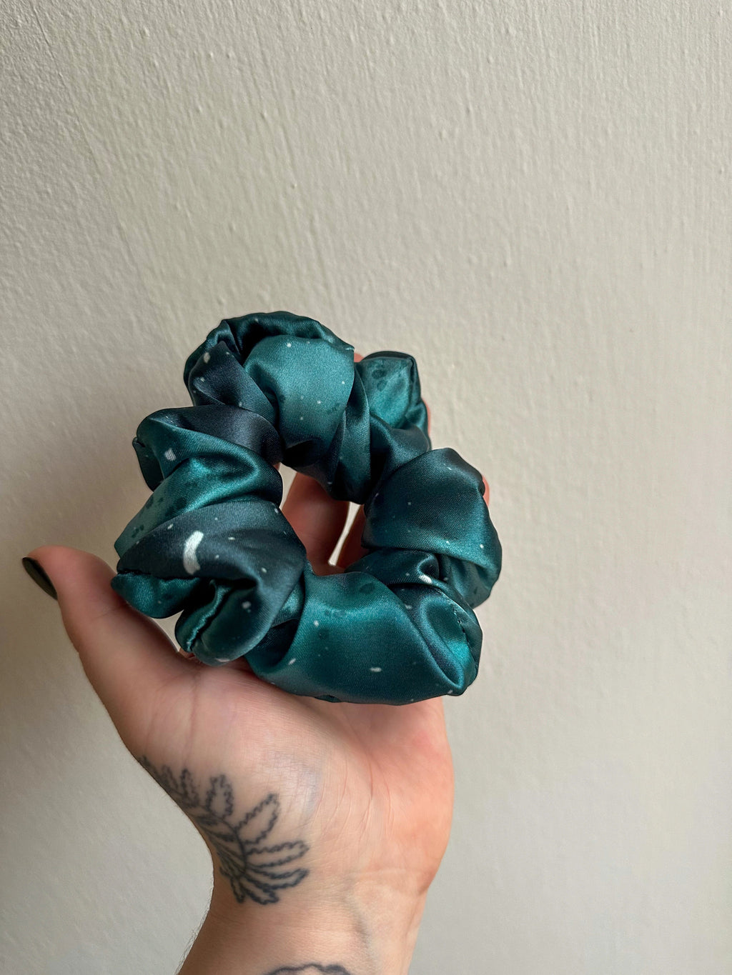 Kavka a řezník - Tři scrunchies inspirované obálkami - Till Death Studio