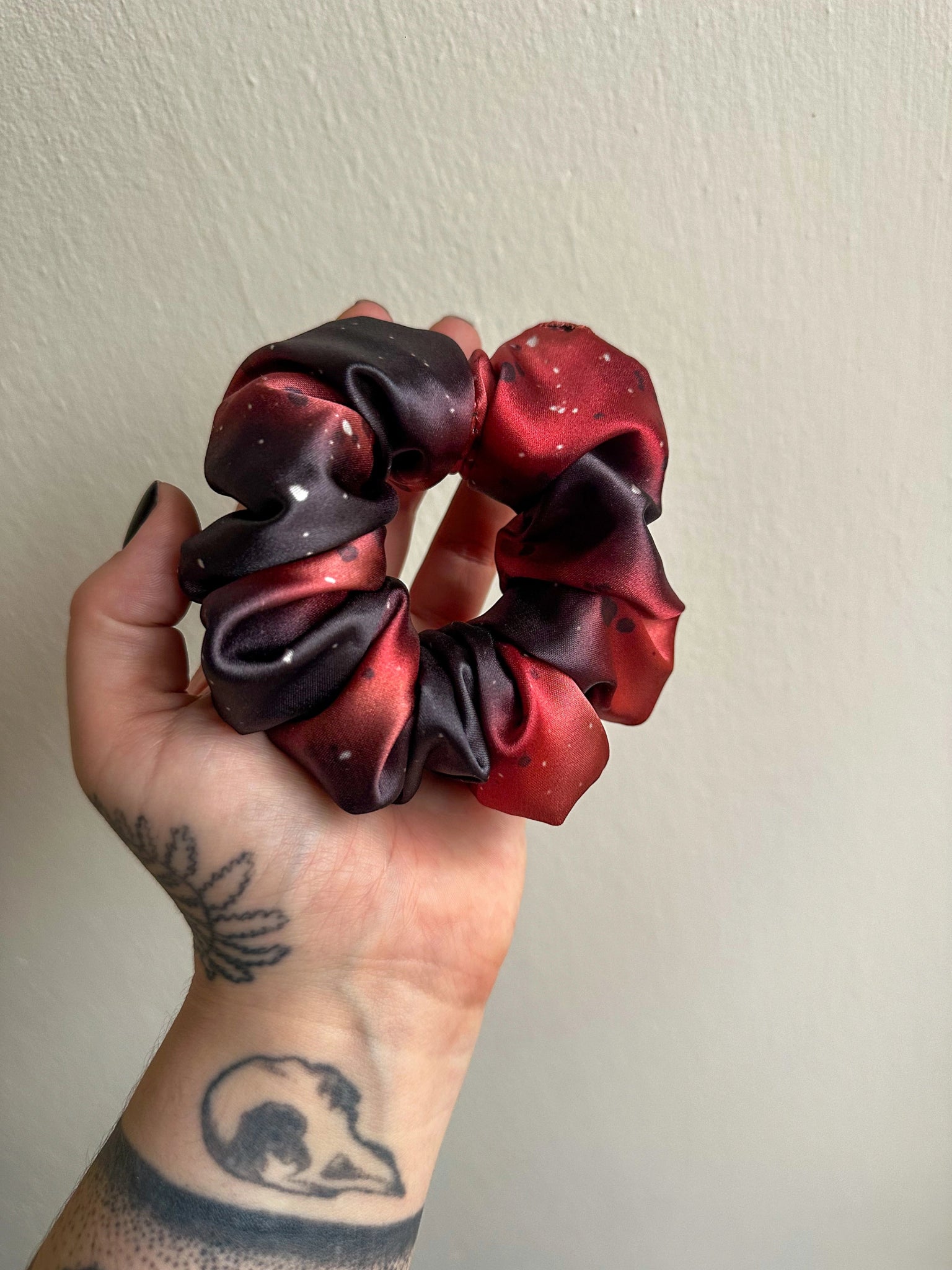 Kavka a řezník - Tři scrunchies inspirované obálkami - Till Death Studio