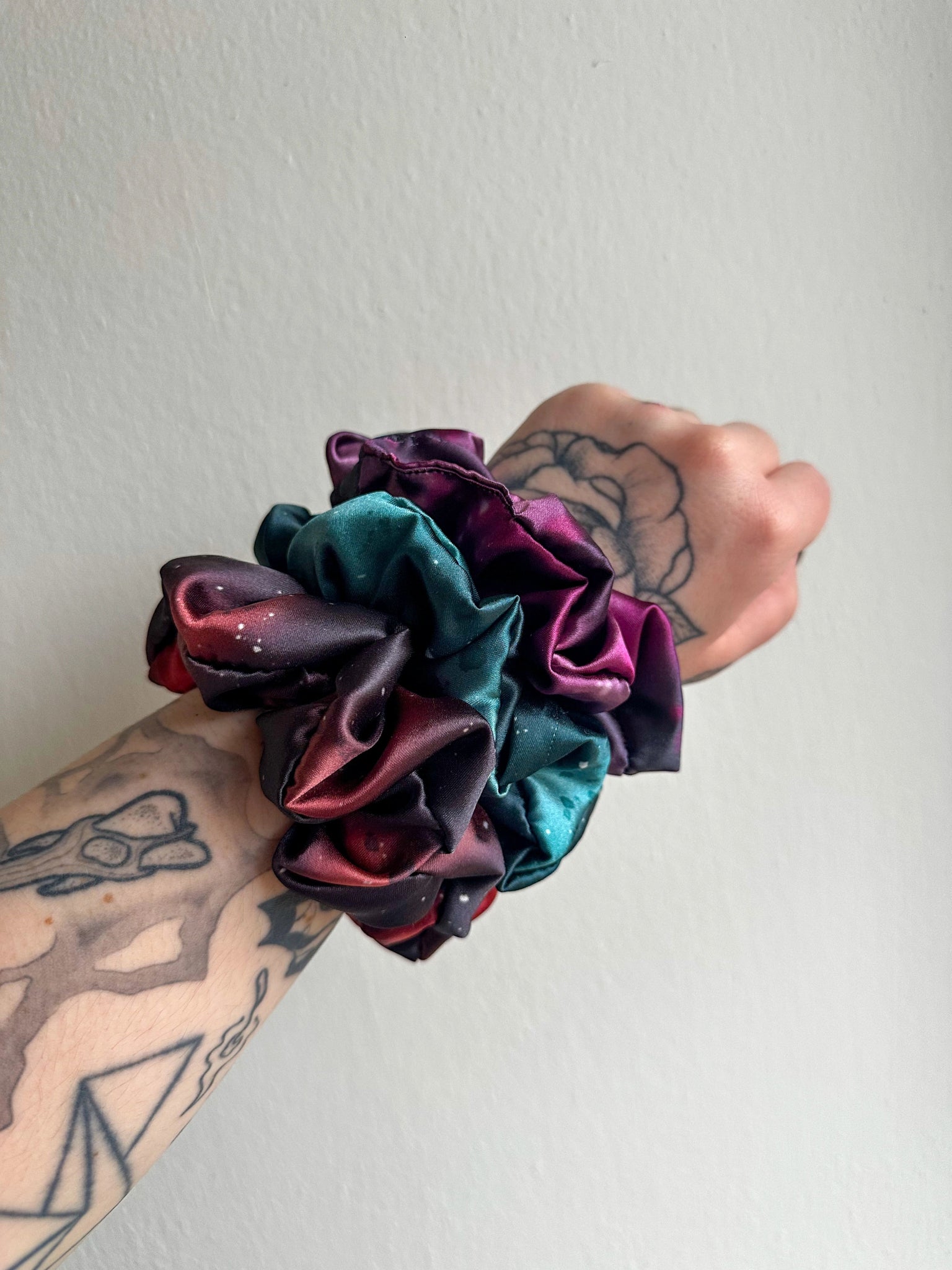 Kavka a řezník - Tři scrunchies inspirované obálkami - Till Death Studio