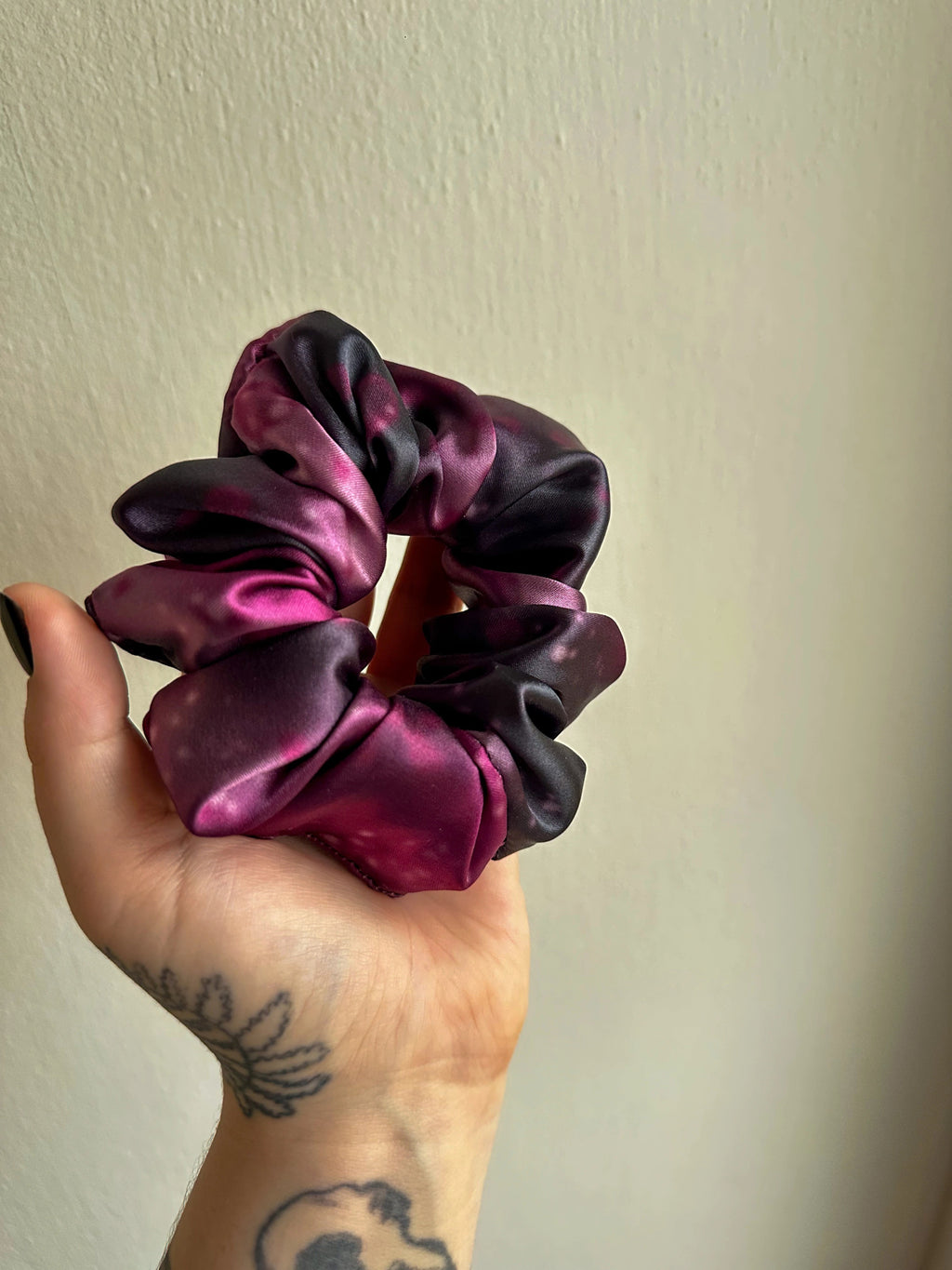 Kavka a řezník - Tři scrunchies inspirované obálkami - Till Death Studio