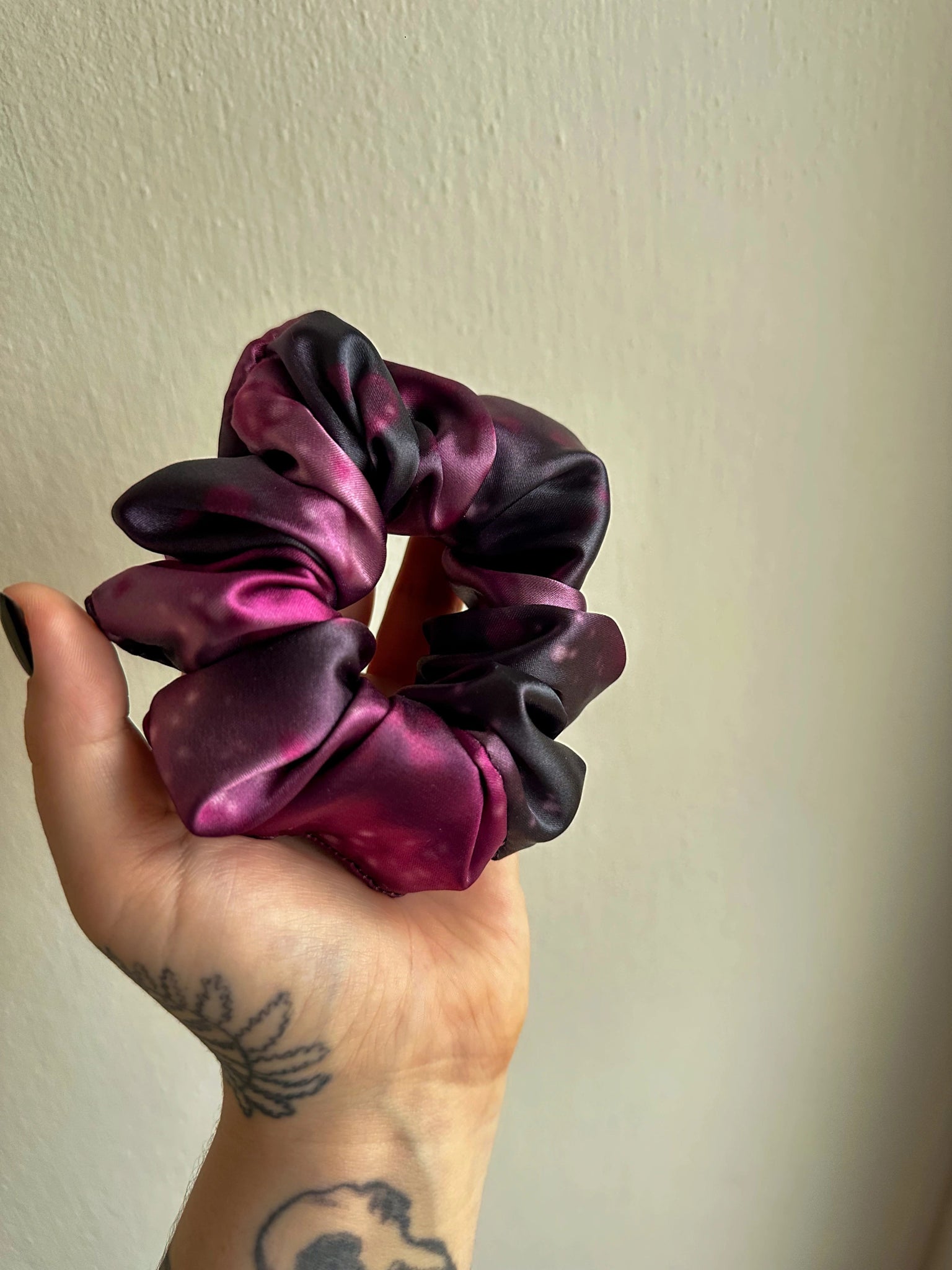 Kavka a řezník - Tři scrunchies inspirované obálkami - Till Death Studio