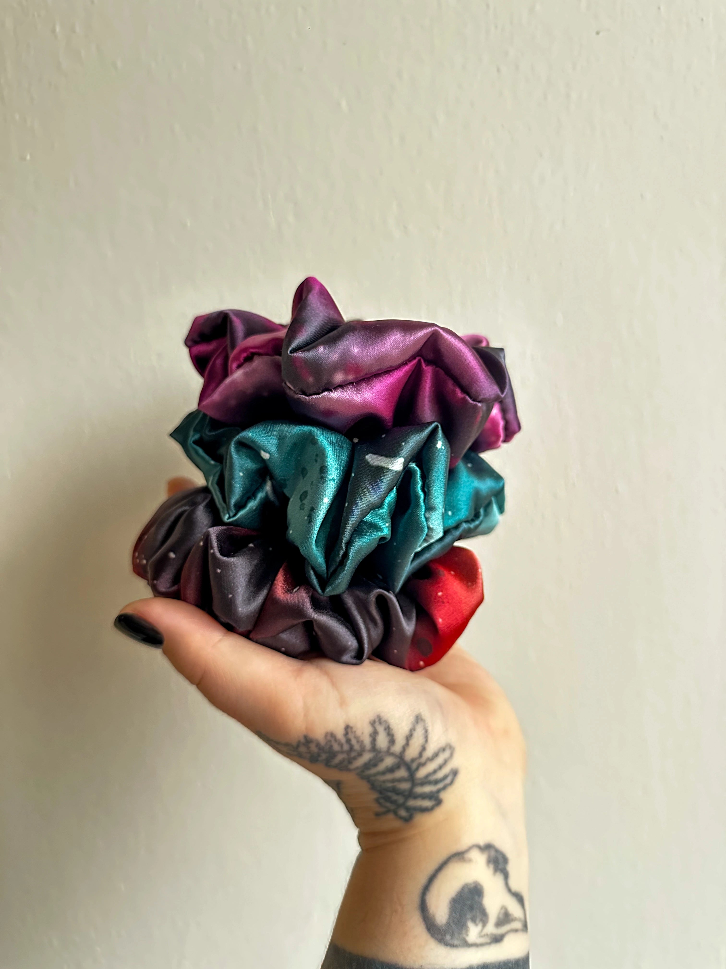 Kavka a řezník - Tři scrunchies inspirované obálkami