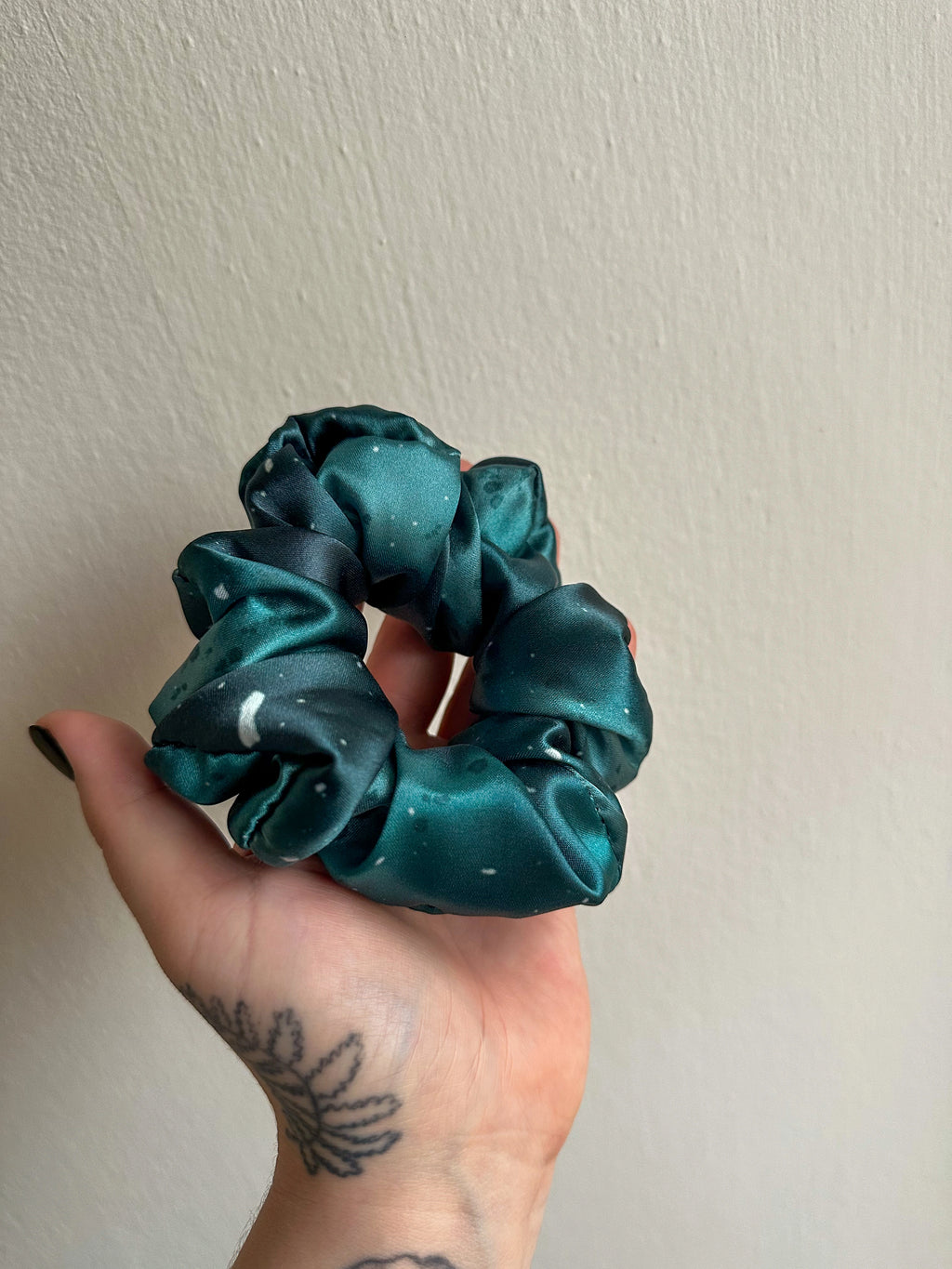 Kavka a řezník - Tři scrunchies inspirované obálkami